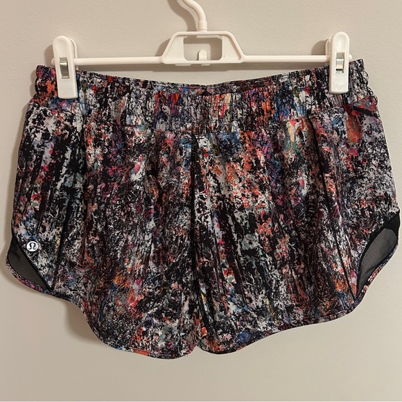 EUC Lululemon Hotty Hot Short II *2.5" in Vitalize Multi / Black size 12 - Picture 6 of 7